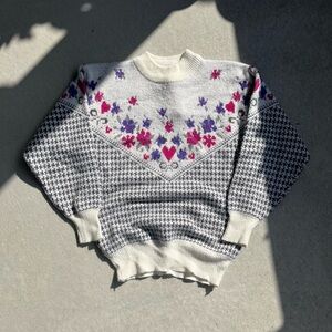 Chic Floral Patterned Sweater in Gray and White